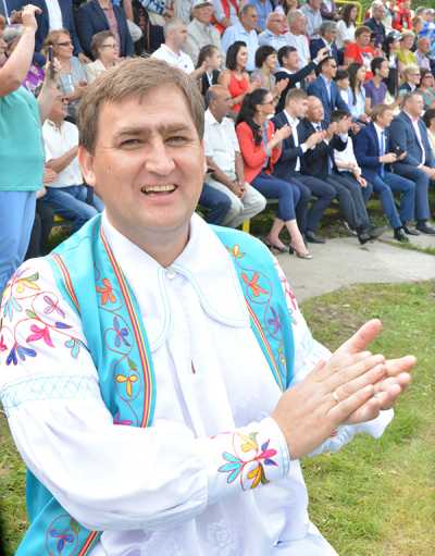 Леонид Горбатов — активный участник национальных праздников; ведь всем нам так необходим витамин радости. 