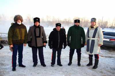 Жители Хакасии встретили у крещенской купели казаков