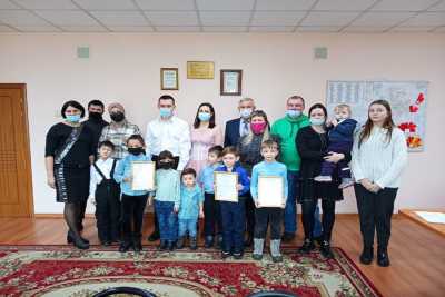 Трем многодетным семьям в Черногорске вручены сертификаты на приобретение жилья