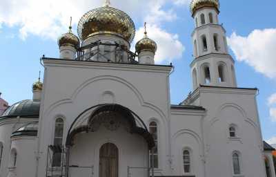 В Абакане благоустраивают территорию Благовещенского храма