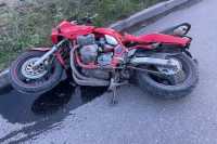Перелом бедра и предплечья: в Хакасии серьезно пострадал мотоциклист