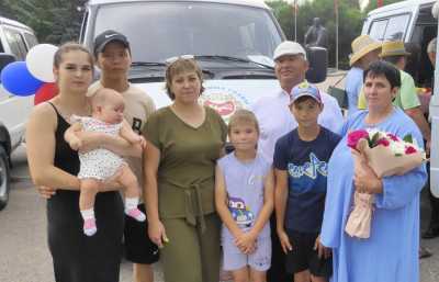 Многодетные семьи в Хакасии получили новые микроавтобусы