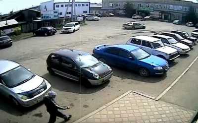 В Абакане ищут водителя, повредившего на парковке чужое авто