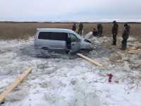 В Хакасии два автомобиля сборщиков облепихи ушли под лед