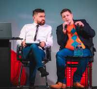 Исполнительный продюсер из Москвы Денис Лафанов (справа) и преподаватель школы креативных индустрий Хакасии Ирик Аглиуллин обсудили инструменты финансовой поддержки регионального кинопроизводства. 