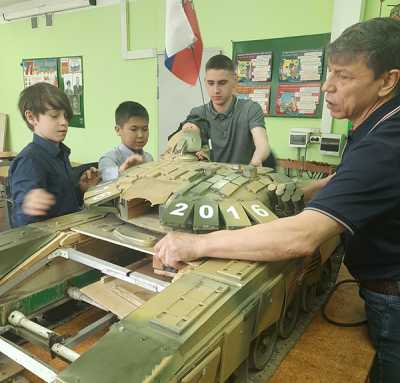Владимир Тохтобин с учениками собирает модель танка Т-72Б3, составляющего основу бронетанковых войск страны. Этот образец и десятки других можно будет увидеть 9 Мая возле парка Победы в Абакане на выставке, в которой ребята традиционно принимают участие. 