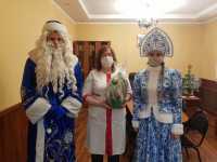 Врачей Хакасии с Новым годом поздравили Дед Мороз и Снегурочка