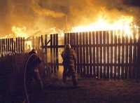 В Хакасии 100 квадратных метров строений сгорели из-за лампы накаливания