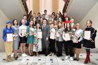 Глава Хакасии наградил учащихся и работающую молодежь
