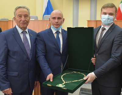 Знак «Почётный гражданин Республики Хакасия», присуждённый Алексею Лебедю, останется в семье. Награда вручена его сыну — Олегу Лебедю. 