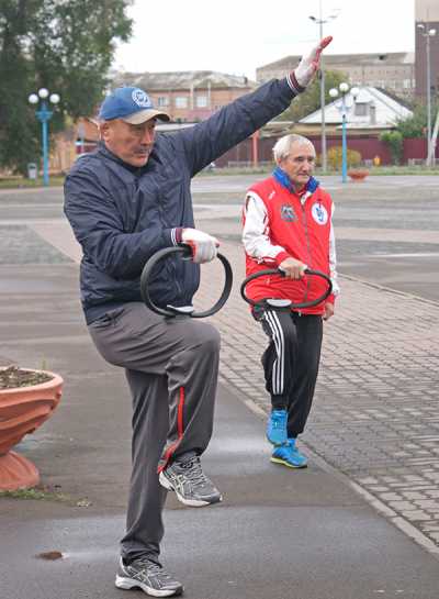 Ветераны спорта Анатолий Султреков и Виталий Лазицкий и на фитнес-часе были примером для подражания. 