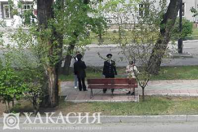 Полицейские вылавливают нарушителей масочного режима в Хакасии