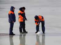 На водоемах Хакасии замерили толщину льда