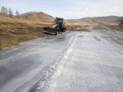 В Хакасии чистят дороги от наледи