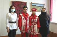 Гимназия приняла национальные костюмы в дар от благотворительного фонда