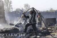 В Хакасии от огня спасали надворные постройки