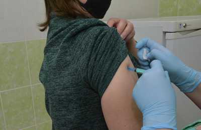 В Хакасии первую дозу вакцины получили 63 287 человек, завершили прививку 49 649. Этого мало. 