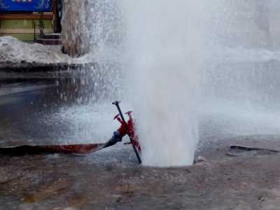 В Абакане из-под земли забил многометровый фонтан