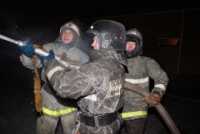 В Хакасии почти два часа усмиряли огонь в гараже