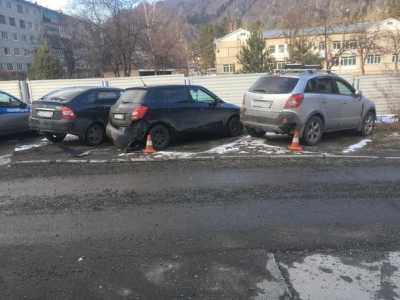 В Хакасии в ДТП угодили три припаркованные легковушки