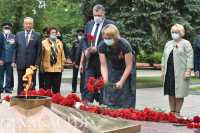 В Хакасии возложили цветы к Вечному огню