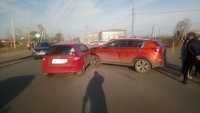 В Абакане две автоледи на красных машинах не поделили перекресток