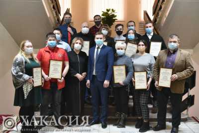Глава Хакасии наградил за помощь медикам отличившихся волонтёров