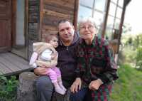 Алла Алексеевна Мананкина — с сыном и внучкой. 
