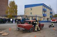 В Хакасии МЧС устроило шоу с разрезанием автомобиля
