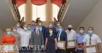 Глава Хакасии вручил награды лучшим представителям строительной отрасли