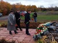 Валентин Коновалов возложил цветы к мемориалу жертвам нацизма в Луганске