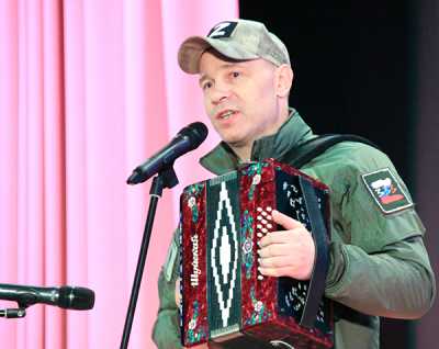 Александр Ванюшкин на концерте в войсковой части. 