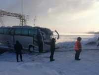 В Красноярском крае автобус съезжал с парома и помял несколько машин