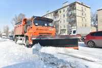 В субботу и воскресенье на республиканских и межмуниципальных дорогах республики работало более 80 единиц спецтехники. Вчера, например, в Абакане этот грейдер расчищал дорогу на улице Жукова. 