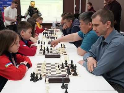 Дети против взрослых: в Абакане прошёл необычный шахматный турнир