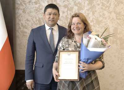 Благодарность главы Хакасии Мария Шихолдаева получила из рук заместителя председателя правительства республики Михаила Побызакова. 