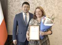 Благодарность главы Хакасии Мария Шихолдаева получила из рук заместителя председателя правительства республики Михаила Побызакова. 