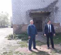 Министр имущественных и земельных отношений Хакасии осмотрел проблемные здания в Шира