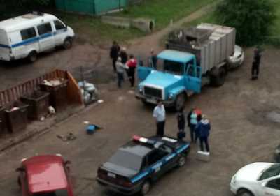 В Хакасии мусоровоз наехал на своего водителя