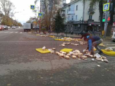Десятки буханок хлеба валялись на проезжей части в центре Абакана