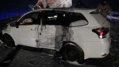 Иномарка в Хакасии врезалась в автогрейдер