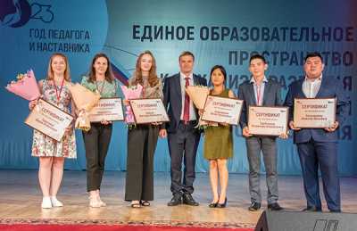 Жилищные сертификаты получили молодые учителя из Алтайского, Аскизского, Усть-Абаканского и Таштыпского районов, пожелавшие жить и работать в сёлах. 