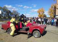 Пожарные разрезали автомобиль перед школьниками Черногорска