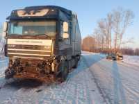 Иномарка врезалась в грузовик в Хакасии: погиб водитель