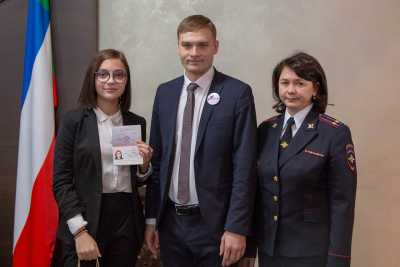 Глава Хакасии вручил паспорта 14-летним школьникам республики
