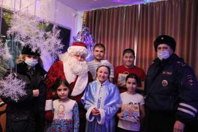 В Хакасии автополицейские Деды Морозы исполняют желания