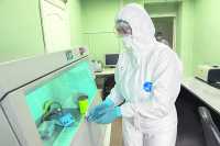Биолог вирусологической лаборатории Ольга Якутович проводит подготовку проб для амплификации (многократного увеличения ДНК). За смену она и её коллега, Наталья Лыжина, тестируют 96 образцов. Спецкостюм обеспечивает их защиту на 99 процентов. 
