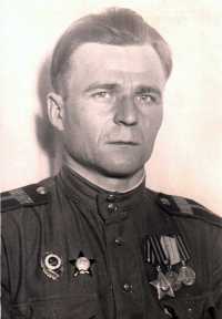 Свою первую награду — орден Красной Звезды — командир взвода пеших разведчиков 256-го стрелкового полка получил в феврале 1944 года. 