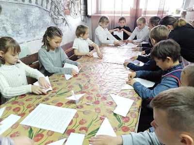 Несмотря на сложности, в Расцветовском ДК продолжает кипеть работа. Одно из самых популярных направлений — прикладное творчество, где ребята учатся изготавливать поделки. 