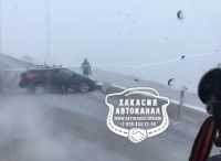 На трассе у Пригорска иномарка разбилась о бетонное ограждение